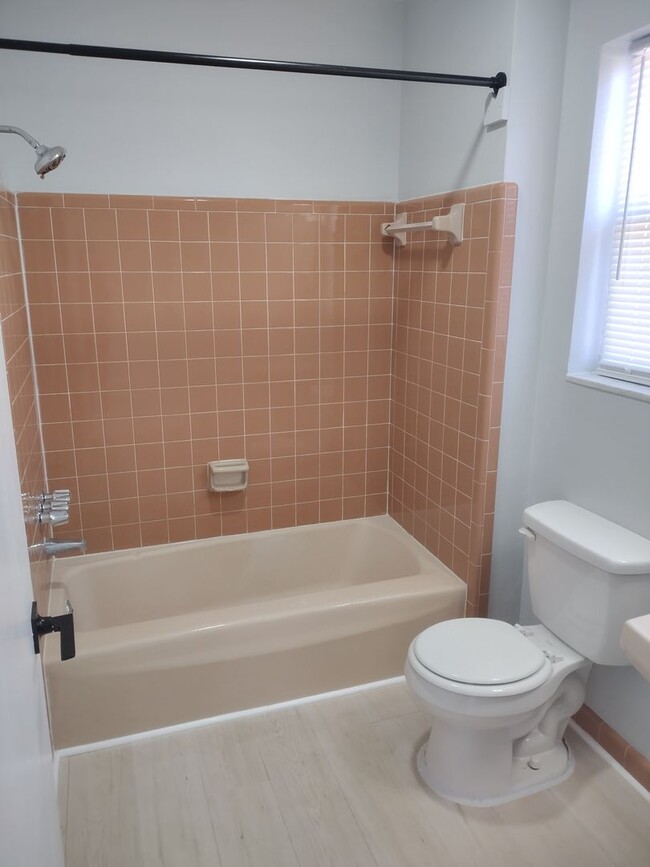 Building Photo - Adorable UPDATED 1 bedroom 1 Bath home wit...