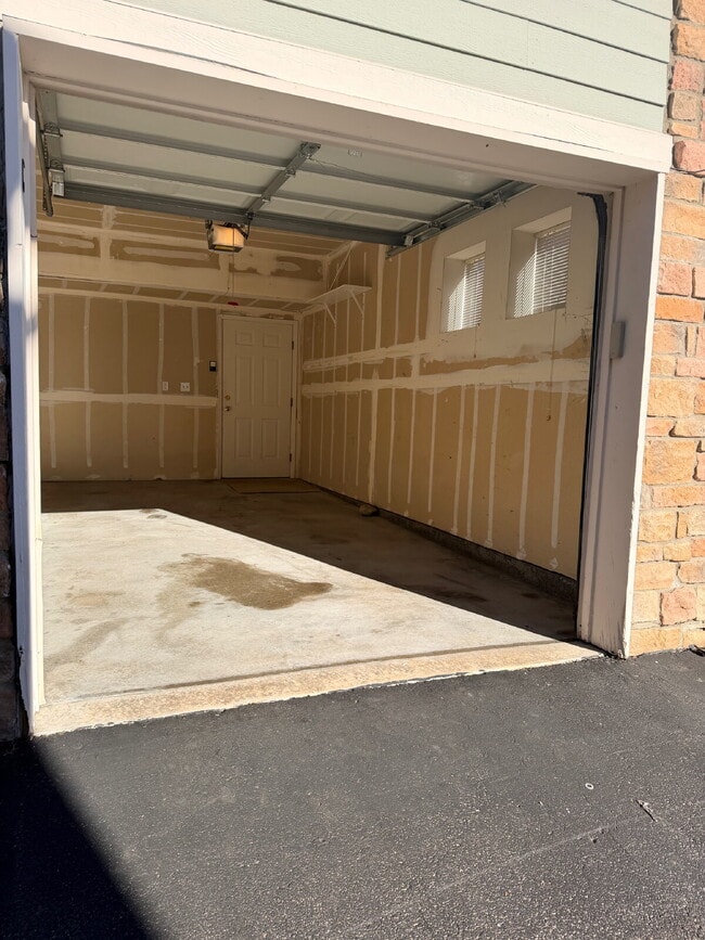 Building Photo - "Charming 2-Bed, 2-Bath condo Oasis in Aurora - 988 Sq Ft of Comfort!"