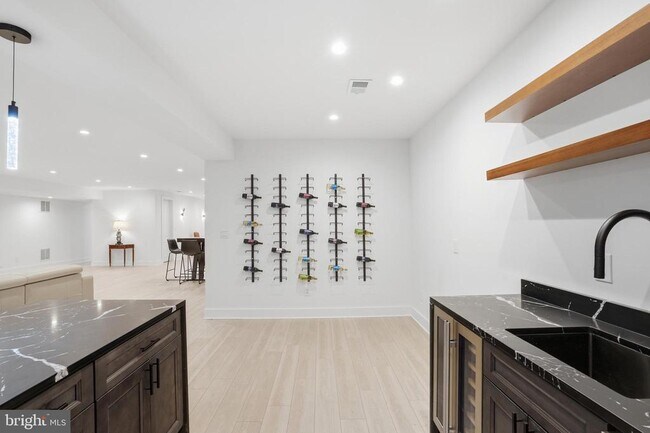 Building Photo - 1513 Oakview Dr