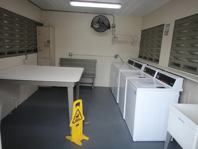 Building Photo - 2527 Emory Dr W