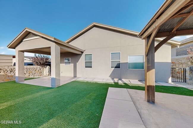 Building Photo - 220 S Manzanita Dr