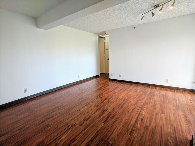 Building Photo - Golf Course, DH View 2 BR / 2 Bath w/2 Assigned Parking @ Fairway House