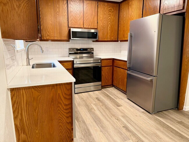 Building Photo - Updated 2 bed, 2 bath, 2 car