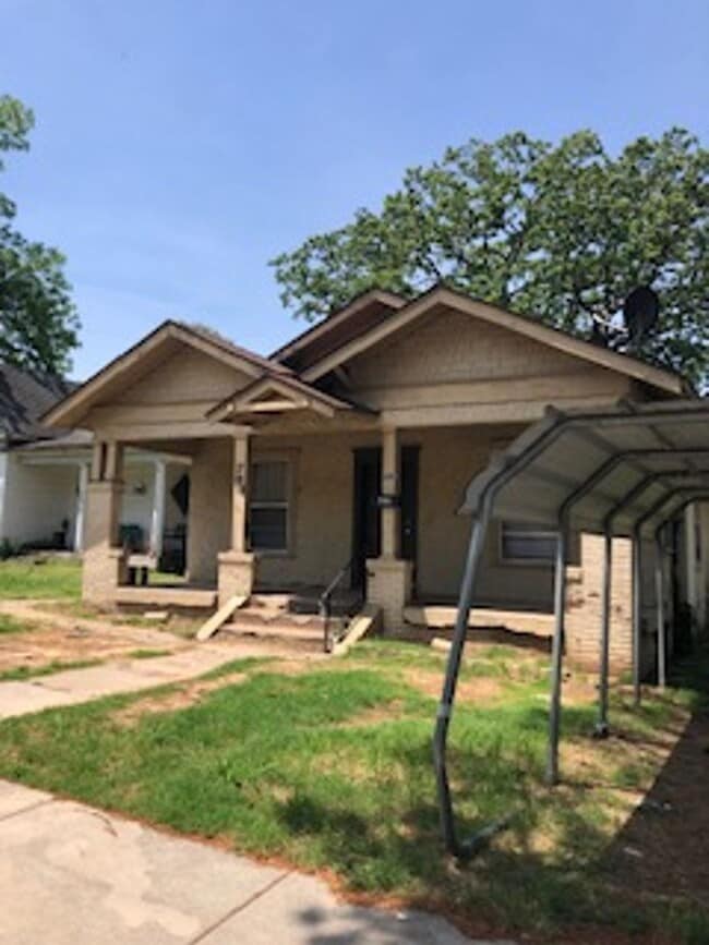 Building Photo - Three Bedroom/1 Bath Home/Spacious Rooms/E...