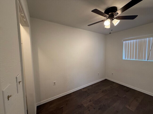 Building Photo - 3 Bedroom 1 Bathroom