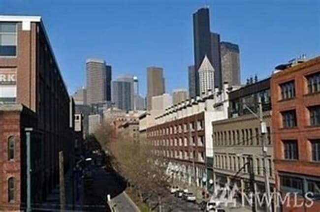Building Photo - Beautiful and Historic condo just steps fr...