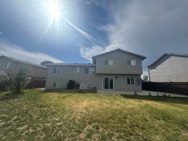 Building Photo - 803 Foxwood Dr