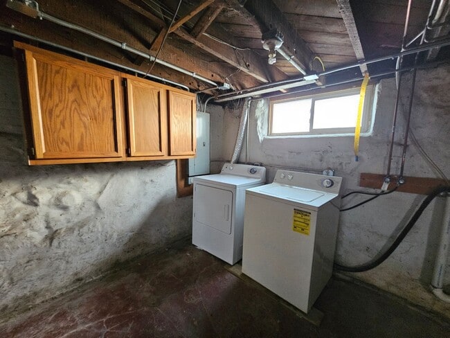 Building Photo - Super cute SE 2 bedroom 1 bath with many u...