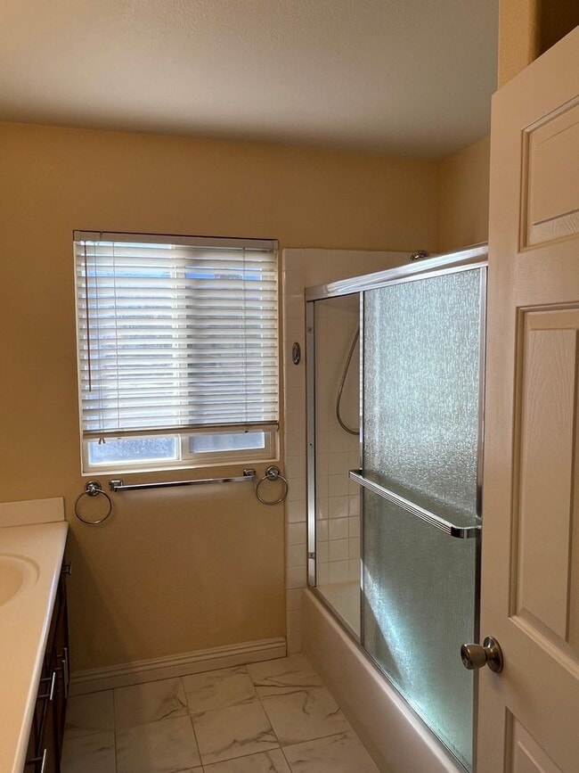 Building Photo - 6 bedroom Home With Pool and Basement