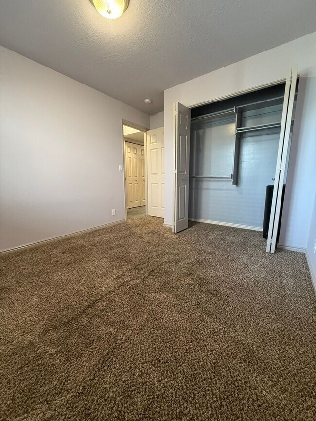 Building Photo - 370 W 4900 S