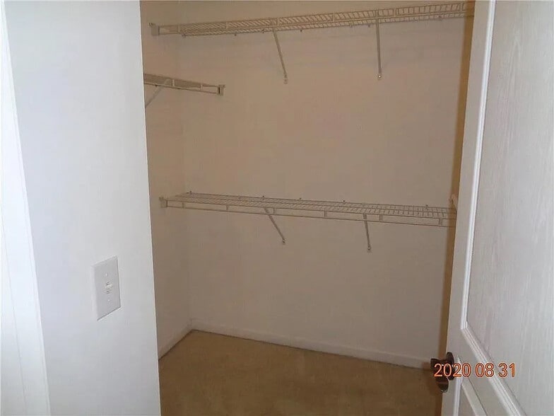 Building Photo - Room in House on Creekview Ridge Dr NE