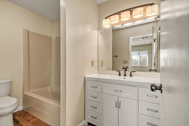 Building Photo - 501 Manor Dr