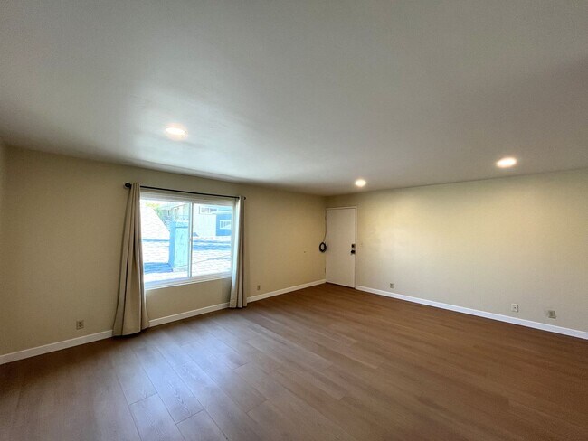 Building Photo - 2 Bedroom Apartment in North Park, Upstair...