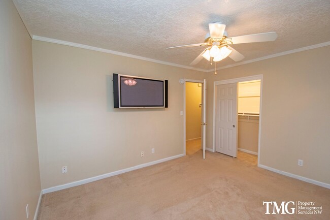 Building Photo - Beautiful Three Bedroom in Great Camas Nei...