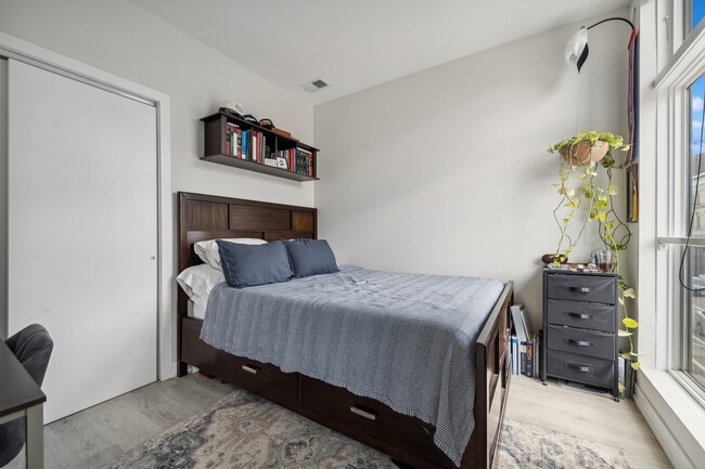 Building Photo - 713 N Milwaukee Ave