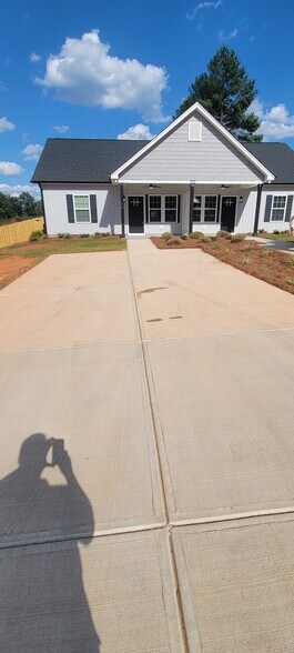 Unit A concrete double car driveway parking - 905 W Chestnut Ext