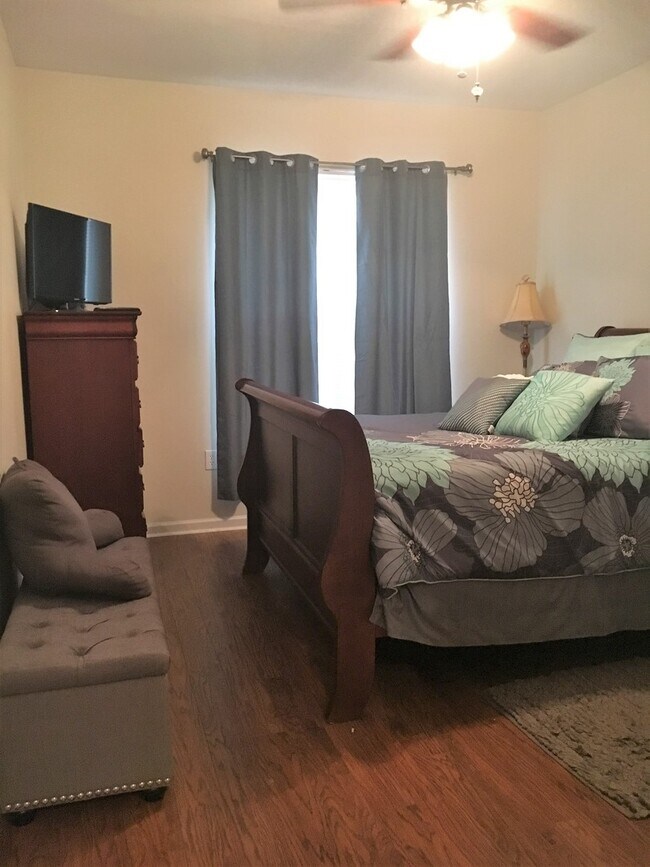 Building Photo - Townhouse in Gated Community with Attached...