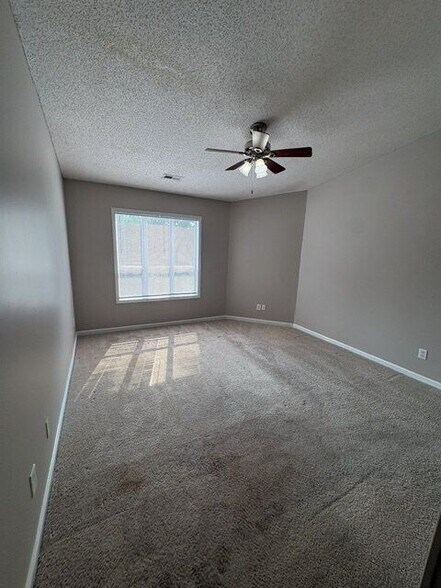 Building Photo - 120 Breezewood Dr