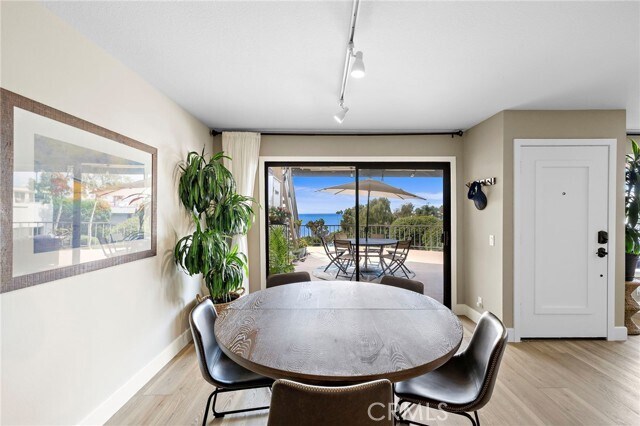 Building Photo - 320 Encino Ln