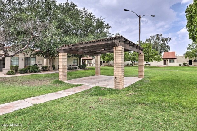 Building Photo - 726 S Nebraska St