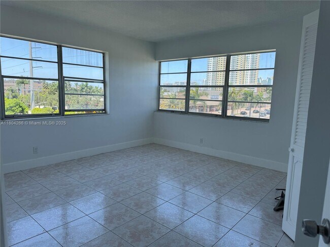 Building Photo - 1333 E Hallandale Beach Blvd