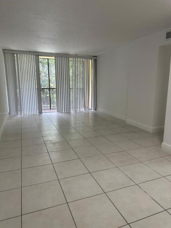 Building Photo - 8870 Fontainebleau Blvd