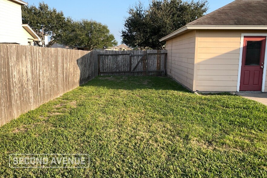 Building Photo - 2201 Encino Dr