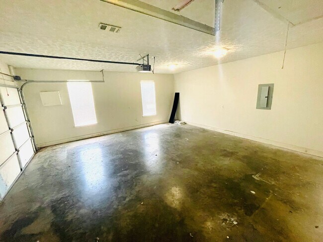 Building Photo - ** 3 Bed 2 Bath located off McQueen Smith ...