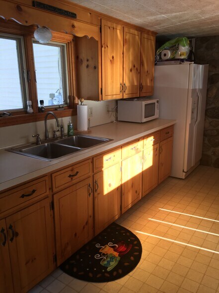 Building Photo - 685 Sebago Rd