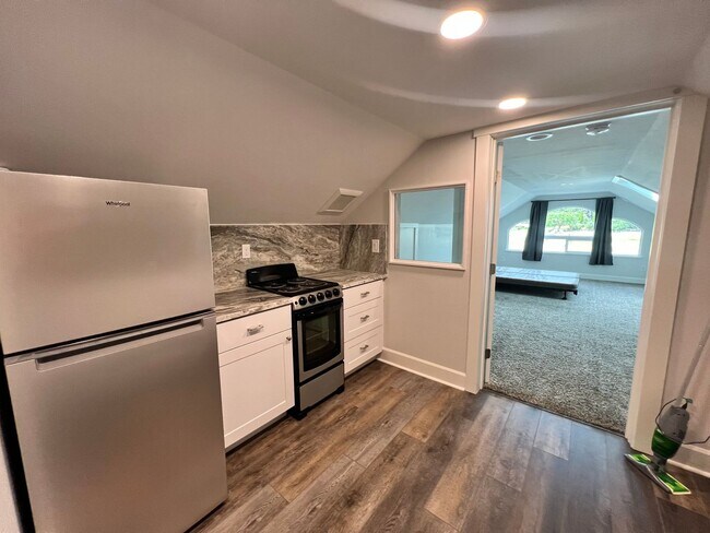 Building Photo - 1 Bedroom Suite for Lease with Washer/Dryer and Garage Spot