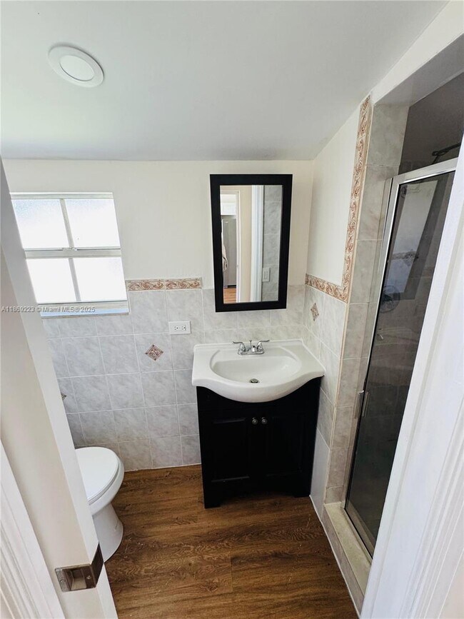 Building Photo - 3 bedroom in Hollywood FL 33021