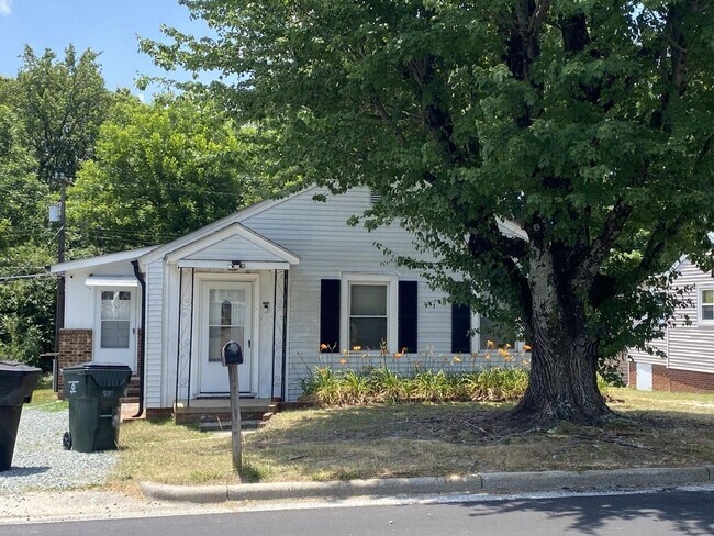Building Photo - Cute two bedroom house in quiet neighborhood
