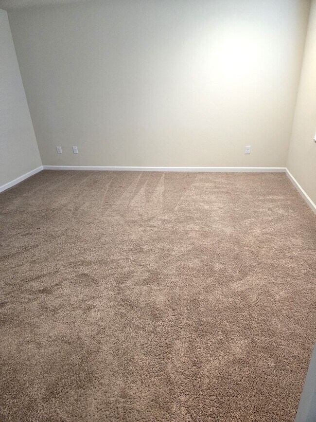 Building Photo - Excellent Location!  Like new built 2017 -...
