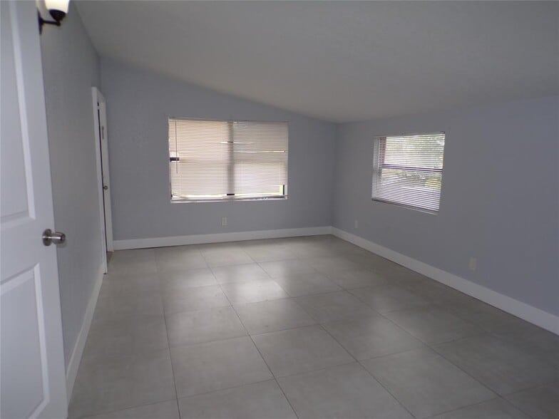 Building Photo - 2725 SW 9th St