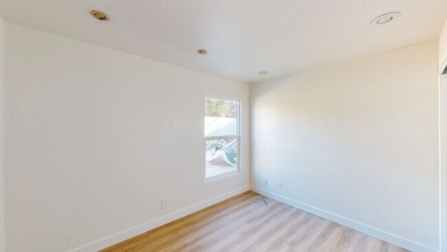 Building Photo - 208 W Broadbent Dr