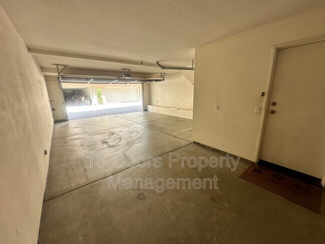 Building Photo - 926 Camino De La Reina