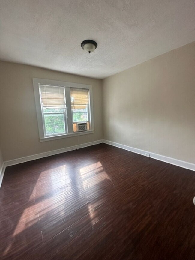 Building Photo - 1 Bedroom & Den 3659 Cottage Ave