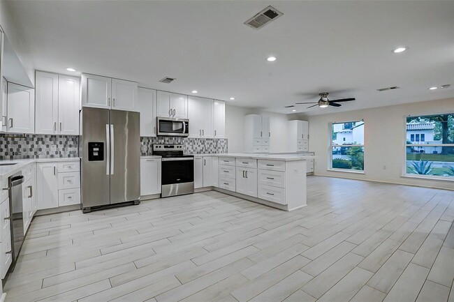 Building Photo - 5541 Aspen St
