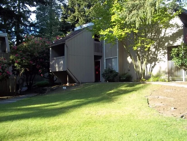 Building Photo - Ground Floor unit with a nice upgrade and small fenced Patio