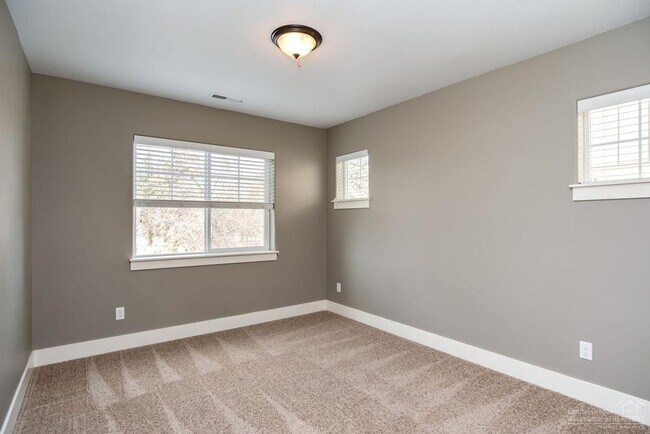 Building Photo - Townhome 4 blocks from the Old Mill