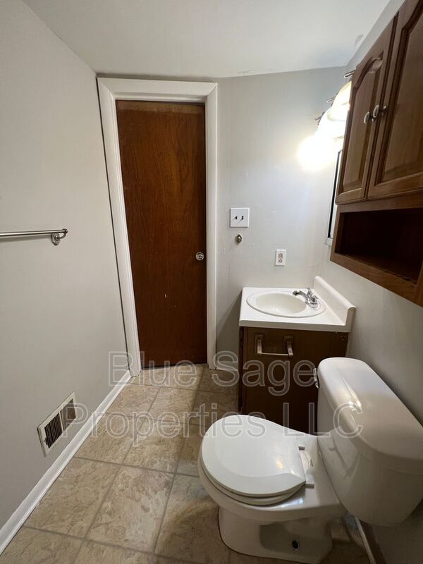 Building Photo - 727 Clifton Ave