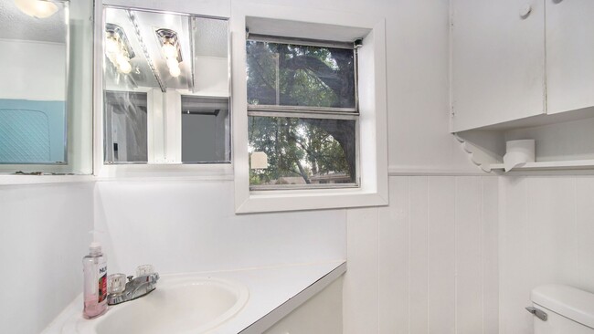 Building Photo - Beautifully Crafted 3 Bed 1 Bath Home in River Oaks!