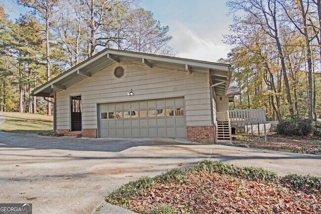 Building Photo - 305 Pinemount Dr