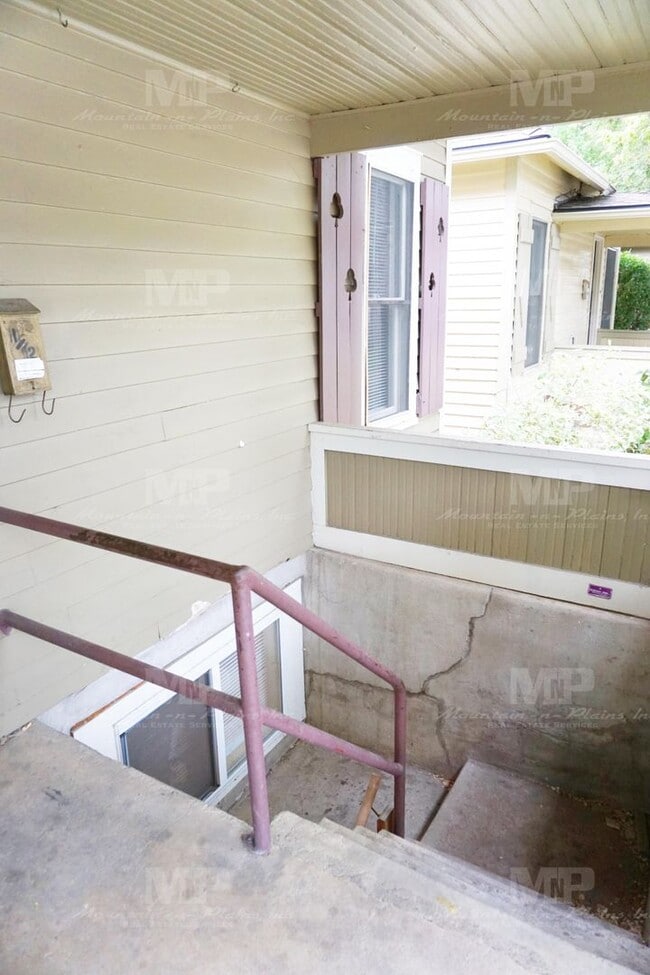 Building Photo - 640 1/2 S Meldrum St