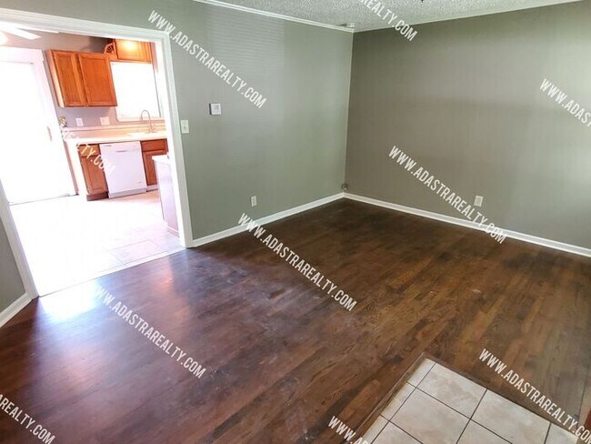 Building Photo - Remodeled 2 Bedroom Raytown Home w/Potential 3rd Bedroom-Available NOW!!