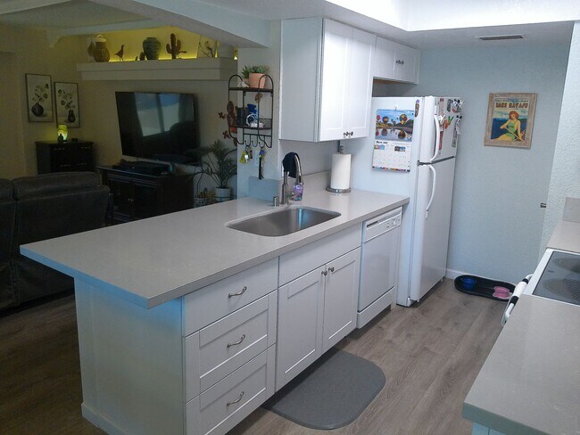 Building Photo - Beautiful updated condo in Los Lagos Upstairs unit.