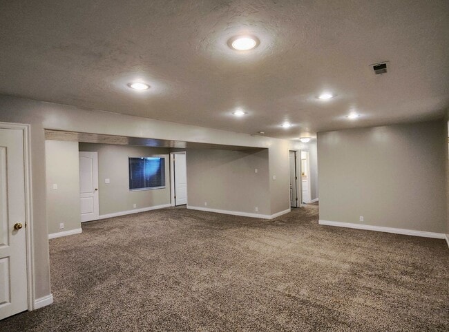 Building Photo - 5 BD 3 BA 2900 sq ft HOME IN DRAPER.