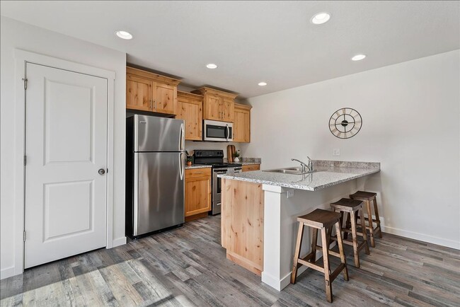 Building Photo - 3 Bedroom, 2 Bath Home w/2 Car Garage in D...