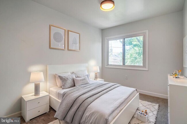 Building Photo - 1325 Barnaby Terrace SE