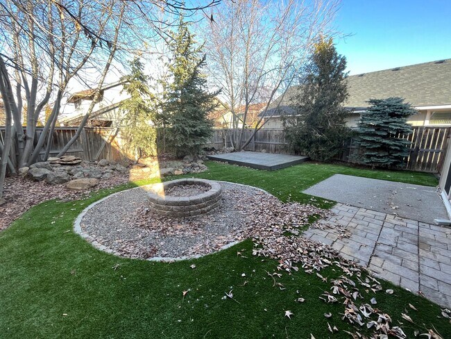 Building Photo - Quiet 3 Bed/2.5 Bath Home With Fenced Back...